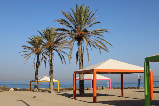 навес для защиты от солнца и отдыха на открытом воздухе на берегу Средиземного моря на севере Израиля  - Фото, изображение