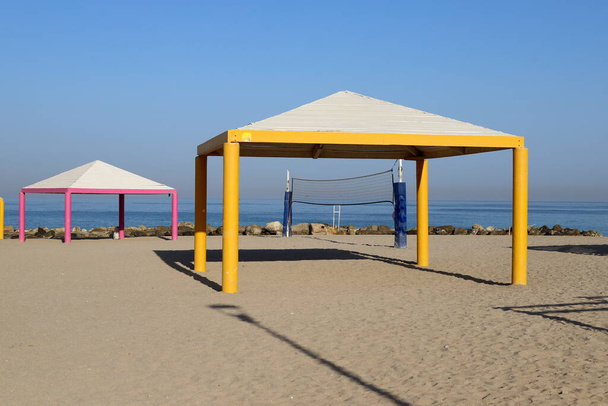 Baldachin zum Schutz vor der Sonne und zur Erholung im Freien am Ufer des Mittelmeers im Norden Israels  - Foto, Bild