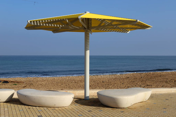 vrchlík pro ochranu před sluncem a venkovní rekreací na březích Středozemního moře v severním Izraeli  - Fotografie, Obrázek