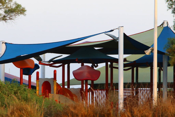 baldachim dla ochrony przed słońcem i rekreacją na świeżym powietrzu na wybrzeżach Morza Śródziemnego w północnym Izraelu  - Zdjęcie, obraz