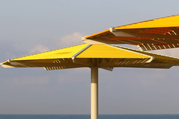auvent pour la protection contre le soleil et les loisirs de plein air sur les rives de la mer Méditerranée dans le nord d'Israël  - Photo, image