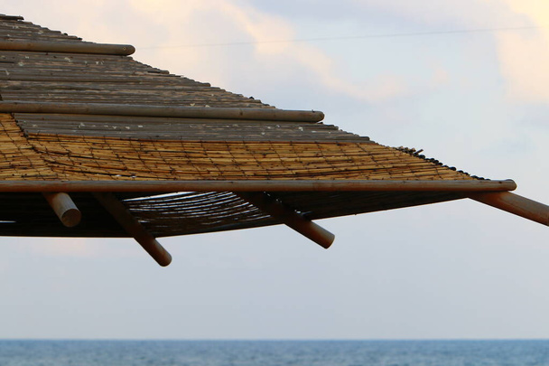 vrchlík pro ochranu před sluncem a venkovní rekreací na březích Středozemního moře v severním Izraeli  - Fotografie, Obrázek