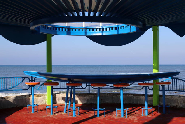 навес для защиты от солнца и отдыха на открытом воздухе на берегу Средиземного моря на севере Израиля  - Фото, изображение