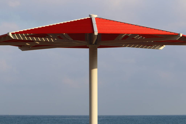 dossel para proteção contra o sol e recreação ao ar livre nas margens do Mar Mediterrâneo no norte de Israel  - Foto, Imagem
