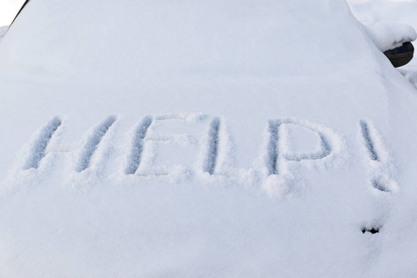 雪に覆われた冷凍車のフードの碑文は寒い冬の日に外に駐車しました。エンジンは始動しません - 写真・画像