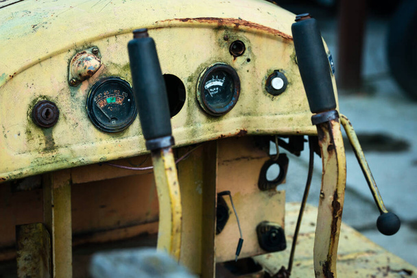 a vintage traktor pilótafülkéjének részletei - Fotó, kép