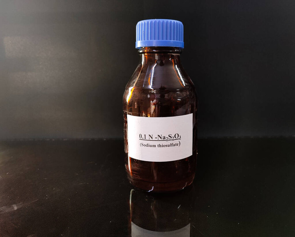 flacone marrone pieno di soluzione reagente - Foto, immagini