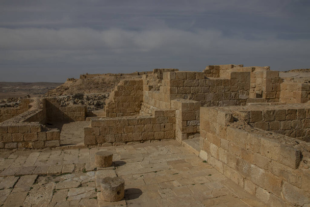 Avdat, também conhecida como Abdah e Ovdat e Obodat, é um local de uma cidade Nabateia arruinada no deserto de Negev. - Foto, Imagem