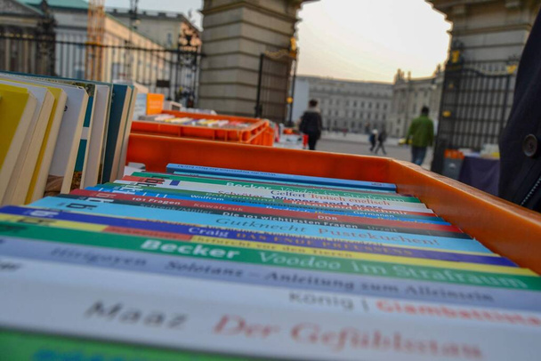 05.11.2011. Berlijn. Duitsland. Boekenverkoper in de Berlijnse straat. - Foto, afbeelding