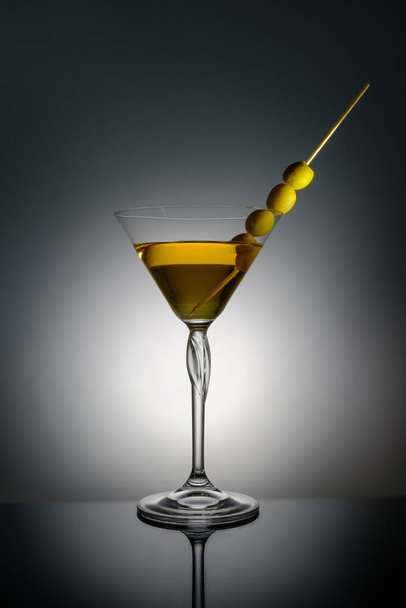 Vaso de martini clásico y aceitunas, martini y vodka, fotografía publicitaria, fondo blanco y negro - Foto, Imagen