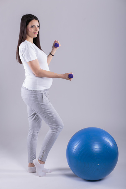 Беременная женщина делает упражнения
 - Фото, изображение