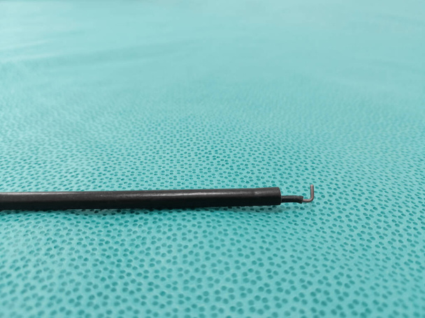Close-up afbeelding van de belangrijkste gat chirurgische instrument Laparoscopische haak pincetten - Foto, afbeelding