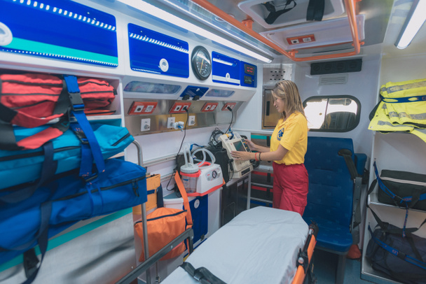 giovane donna di salute prepara un'ambulanza - Foto, immagini