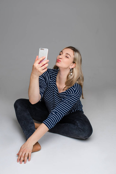 Cep telefonu olan kız ördek yüzlü selfie çekiyor.. - Fotoğraf, Görsel