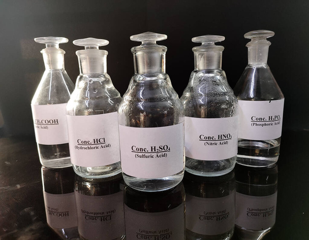 bottiglie trasparenti riempite con acido concentrato (1) - Foto, immagini
