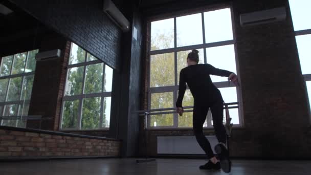 Λεπτή χορογράφος δάσκαλος εξάσκηση στην αίθουσα χορού - Πλάνα, βίντεο