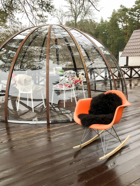 Mesas de comedor al aire libre creativas en burbujas durante la pandemia del coronavirus covid-19. Distancia social, nueva normalidad. - Foto, Imagen