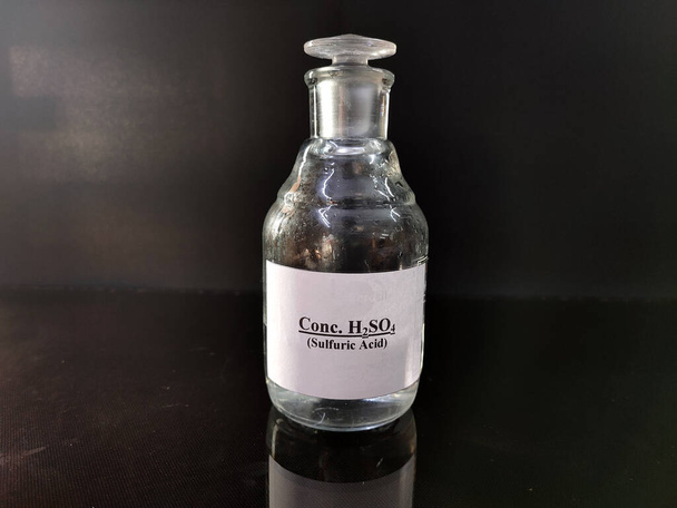 reagenssiliuoksella täytetty läpinäkyvä pullo - Valokuva, kuva