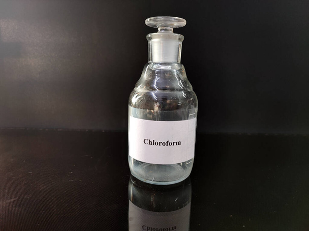 transparante fles gevuld met reagensoplossing - Foto, afbeelding