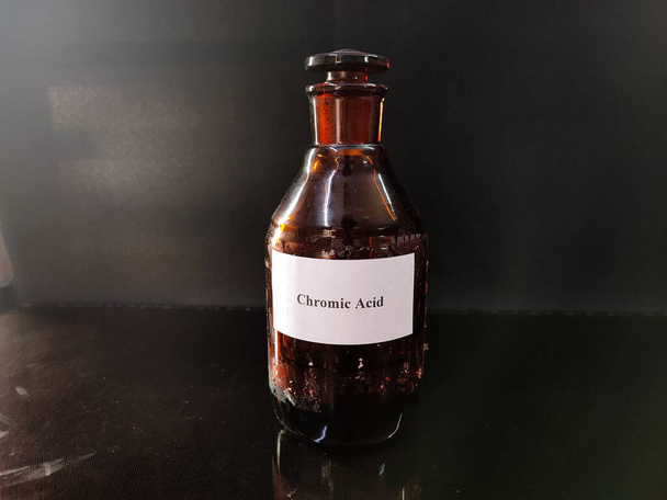 bruine fles gevuld met reagensoplossing - Foto, afbeelding