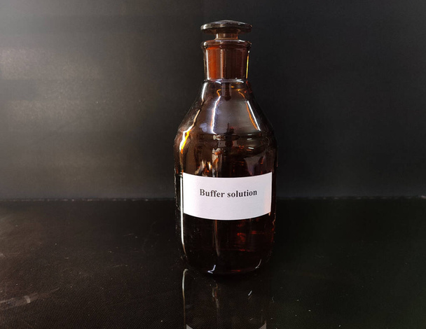 flacone marrone pieno di soluzione reagente - Foto, immagini