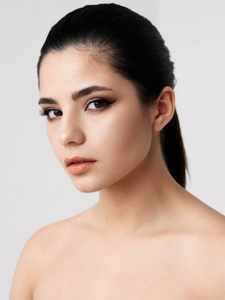 mulher bonita ombros nus olhar atraente maquiagem close-up - Foto, Imagem