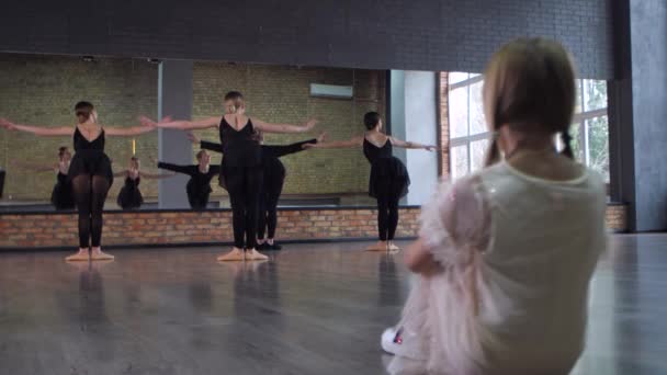 Pieni tyttö katsomassa balettia oppitunti tanssistudio - Materiaali, video