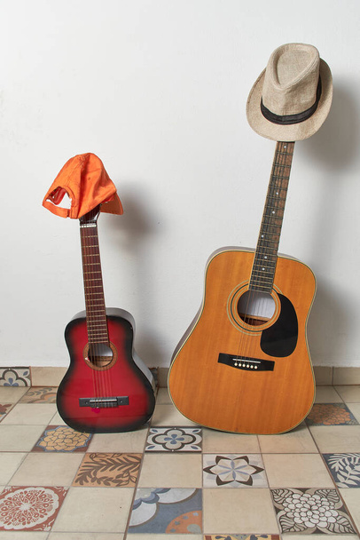 Grandes e pequenas guitarras acústicas com chapéus - Foto, Imagem