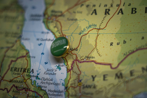 Abha clavado en un mapa con la bandera de Arabia Saudita - Foto, imagen