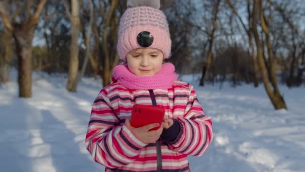 Kinderen kid toeristische blogger browsen op mobiele telefoon, het publiceren van nieuwe foto post op sociale media - Video