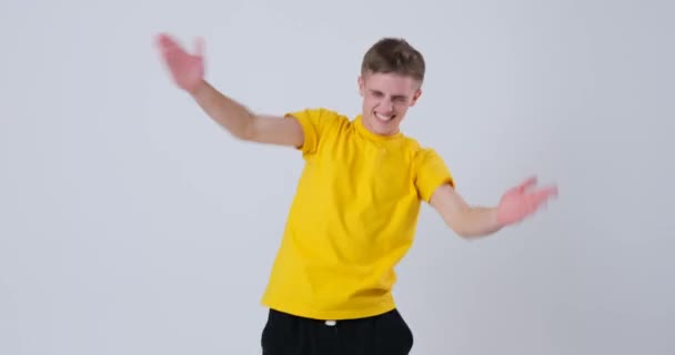 Junger Mann tanzt über weißem Hintergrund - Filmmaterial, Video