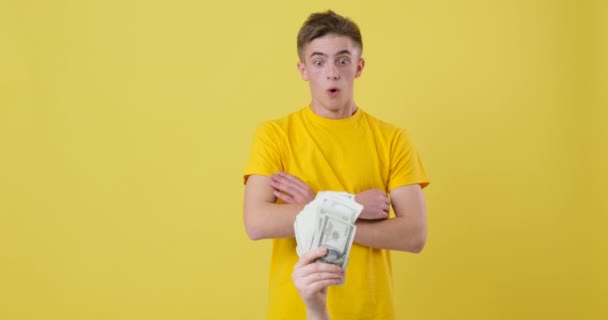 Csodálkozó ember kapott papírpénzt, dollár bankjegyeket - Felvétel, videó