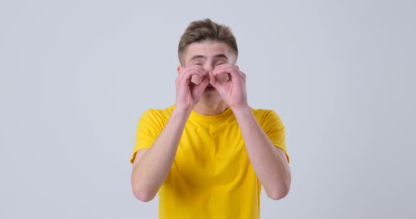 Hombre haciendo binoculares graciosos gesto de manos - Metraje, vídeo