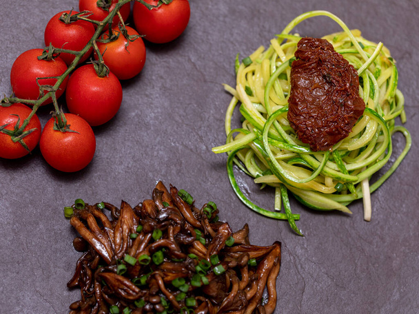 Zucchini spaghetti met gedehydrateerde en gedroogde tomaten - Foto, afbeelding