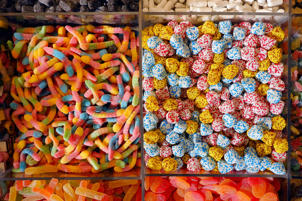 Doces de pastilha elástica, doces, açúcares, alcaçuz numa tenda na feira - Foto, Imagem