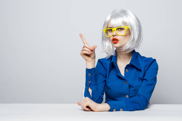 гламурная женщина белые волосы улыбка желтые очки эмоции  - Фото, изображение