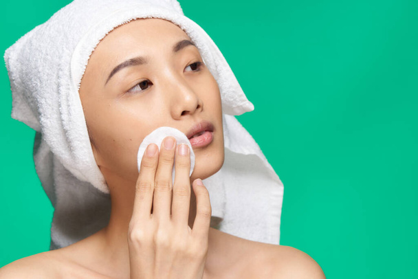Asian Woman Bare Shoulders Clear Skin Makeup Removal - Foto, Bild