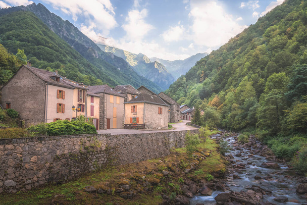 El pintoresco pueblo de montaña francés de Couflens en Salau del Mediodía-Pirineo en el suroeste de Francia. - Foto, Imagen