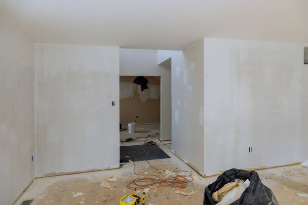 Casa para las reparaciones en un apartamento está bajo remodelación paredes de renovación de placas de yeso o paneles de yeso. - Foto, Imagen