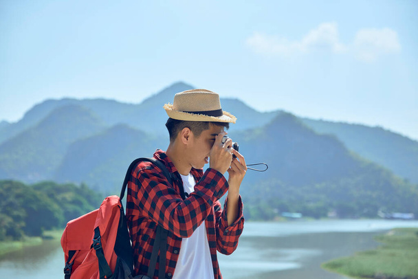 Nuori aasialainen matkakuvaaja ottaa kuvia ulkona - Valokuva, kuva