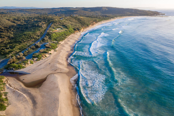Widok z lotu ptaka na plażę w Catherine Hill Bay - NSW Australia. Otoczony przez bushland to wspaniały obszar na NSW Central Coast - Zdjęcie, obraz