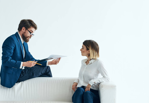 férfi öltöny mellett nő üzletemberek csapat kommunikáló érzelmek - Fotó, kép