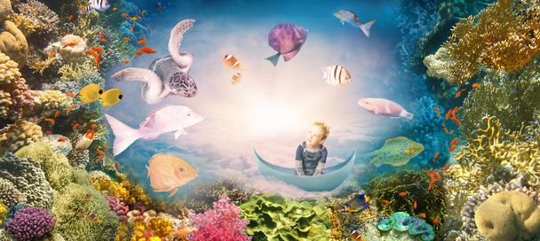 Pede os meus desejos. Meios mistos. Colagem de arte criativa sobre infância e conceito de sonho. Mundo subaquático e peixes de coral. Imagem conceitual sobre menina bonita flutuando em um barco entre as nuvens - Foto, Imagem