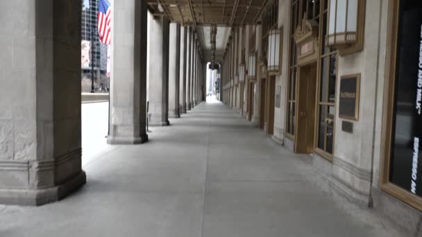 Empty Walkway Under Entrance Sign bij Civic Opera Building Chicago USA. Onthulling Tilt Up Slow Motion Shot - Video