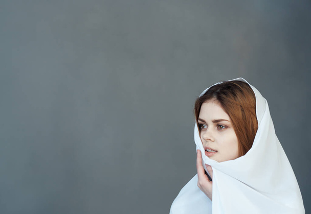 Beyaz elbiseli güzel kadın göz kamaştırıcı performans lüks - Fotoğraf, Görsel