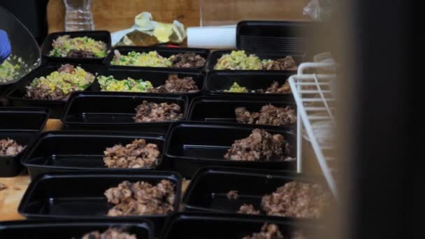 Paketleme ya da Dağıtım Yemekleri Paketleme, Parçalanmış Et Et ve Plastik Kutularda Mısır Salatası. Sağlıklı Gıda ve Dengeli Diyet, Gıda Endüstrisi Konsepti, Yavaş Hareket - Video, Çekim