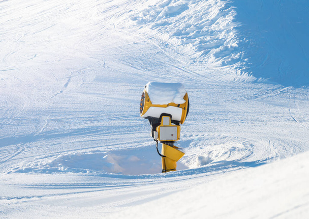 晴れた冬の日にスキー場で雪のマシンを作る。高品質の写真 - 写真・画像