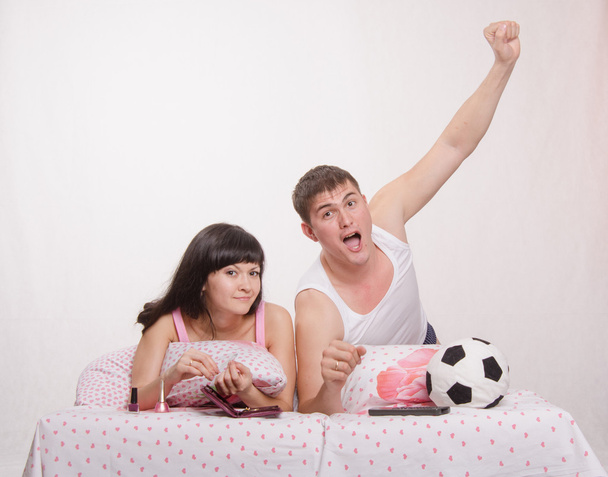 Celebra después de anotar marido, esposa ver fútbol
 - Foto, imagen