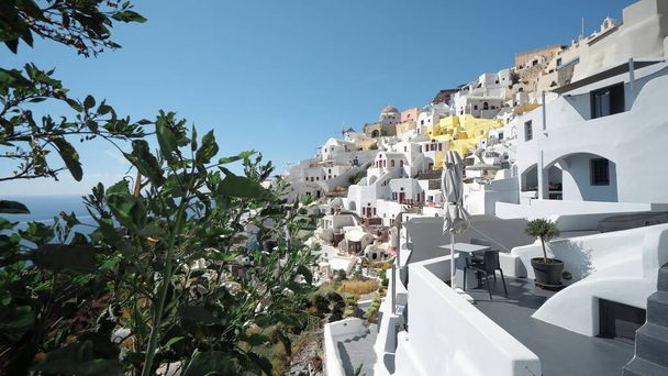 Architecture of Oia village, Santorini island in Greece, on a sunny day - Foto, Imagen