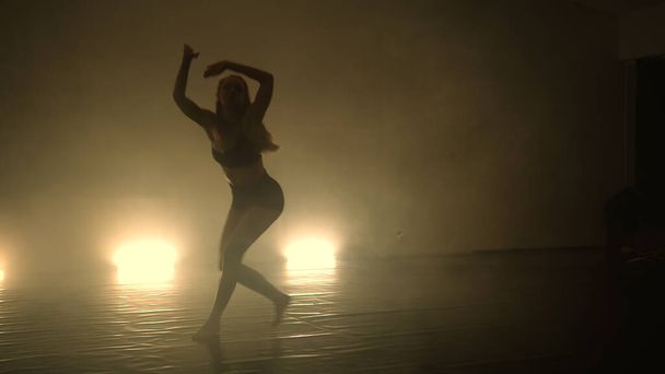 The sensual and emotional dance of beautiful modern freestyle ballerina - Fotoğraf, Görsel